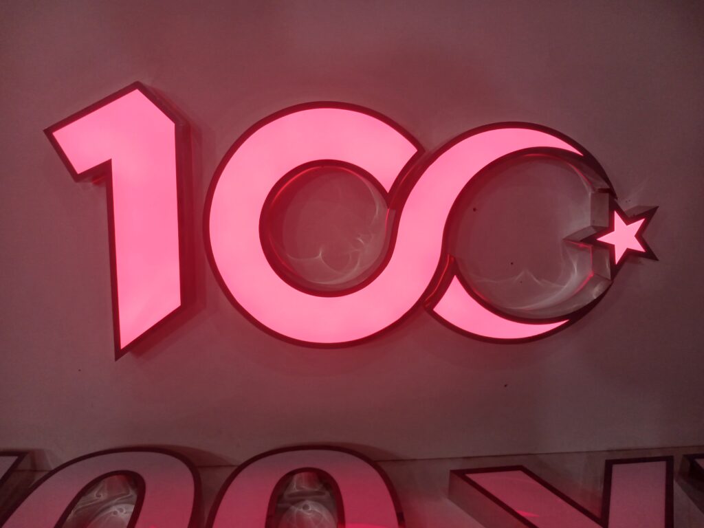 100